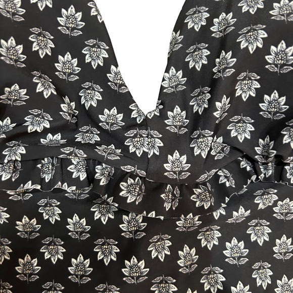 Old Navy women’s one piece swimsuit 3X plus black flower print tie back new NWT - Picture 4 of 6